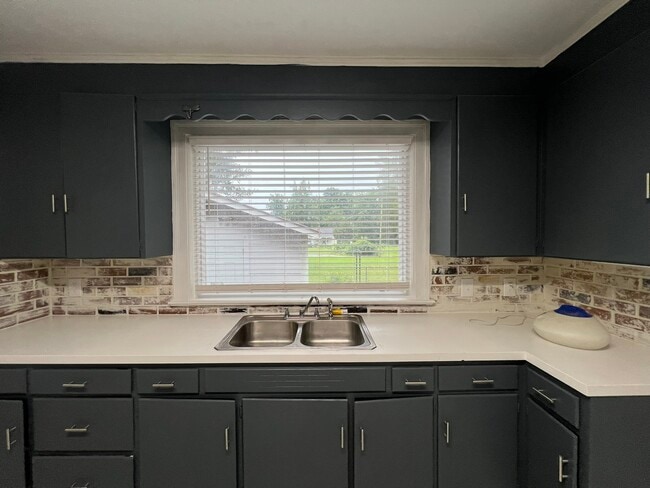 Kitchen - 102 W Daniels St