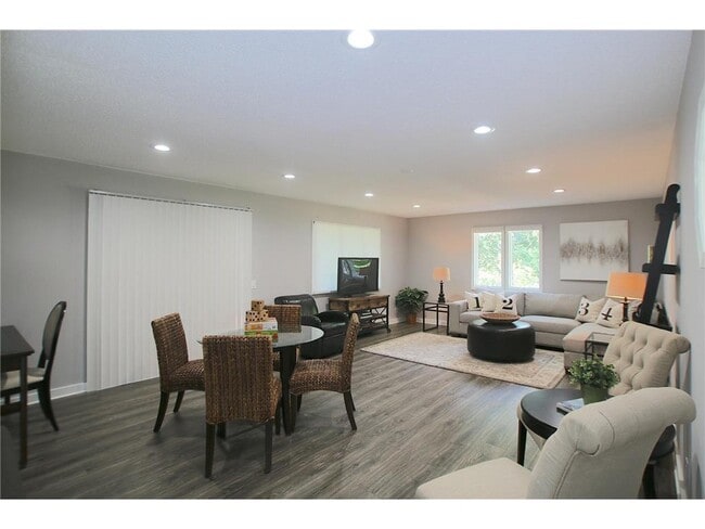 Photo - 2320 Jonquil Ln N