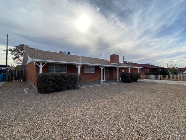 3 Bedroom Home in Phoenix with lots of cha... - 3 Bedroom Home in Phoenix with lots of cha...