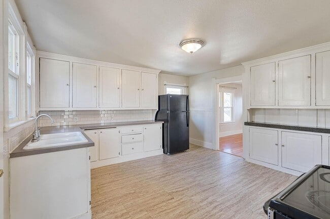 Photo - Charming, vintage 2-bdrm/1-bath upper in Richmond neighborhood. W/D, storage, off-street parking Unit 2131