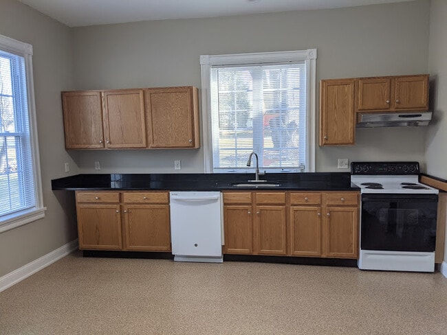 Kitchen - 418 Main St Unit 1st Fl