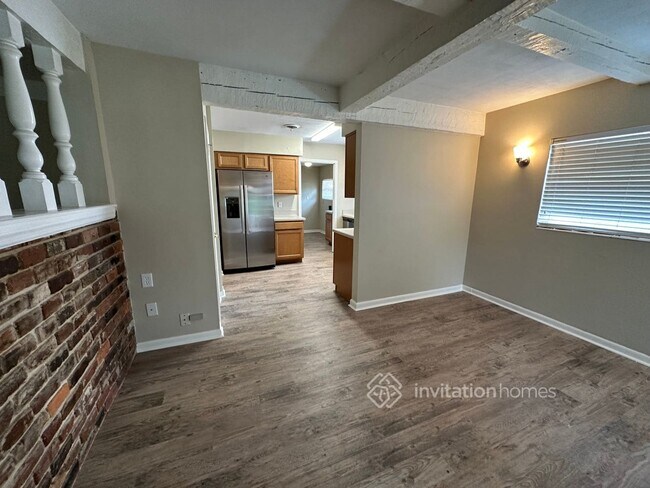 Photo - 2000 Sunderland Rd