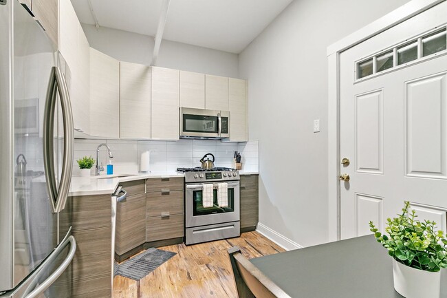 Photo - 635 W Roscoe St