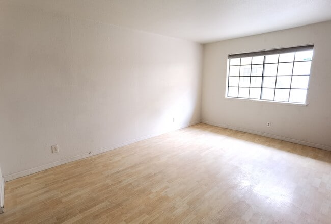 living room - 396 S 11th St Unit 396
