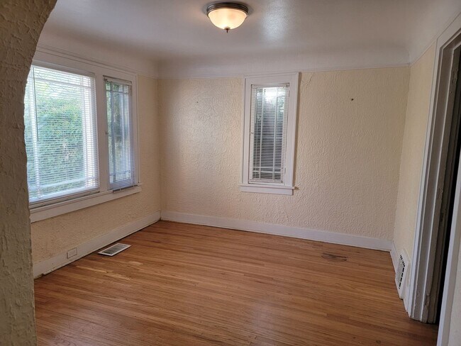Photo - 2 BEDROOM AND 1 BATH NEXT TO UNM CAMPUS