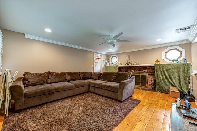 37 Buckingham Dr