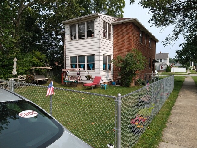 Building Photo - 2403 Brookview Blvd