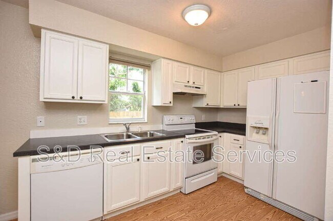 Photo - 302 W Belmar St