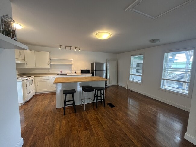 Building Photo - 145 Rose Glen Rd S Unit 1
