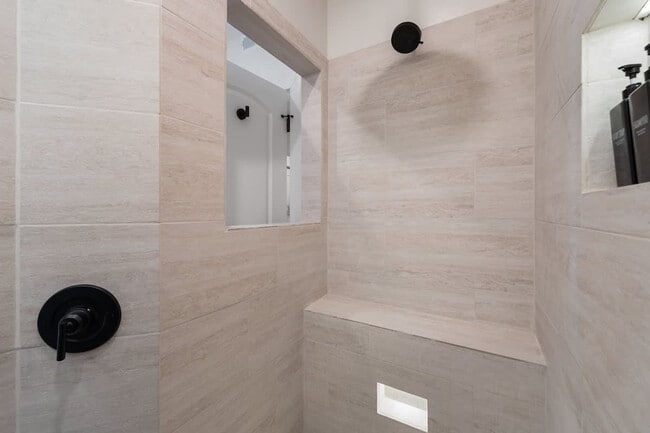 Photo - 1543 N Claremont Ave Unit ID1244947P