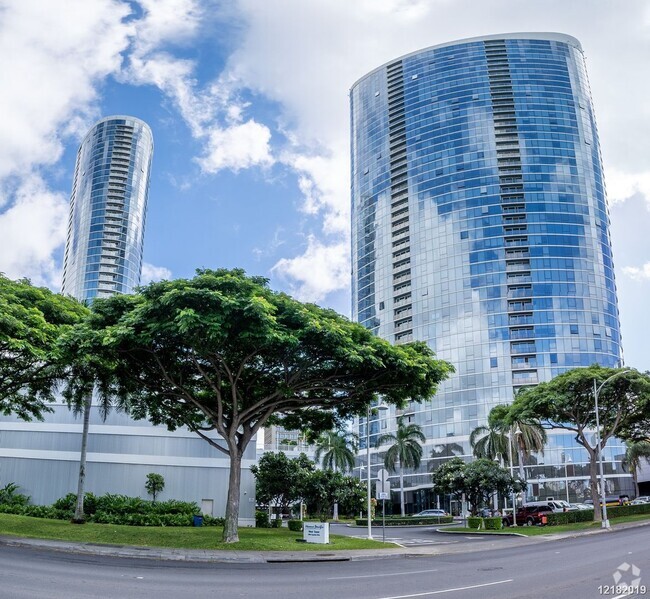 Building Photo - 2 BD/2 BA/2 Parking Condo in the Moana Pac... Unit 1707