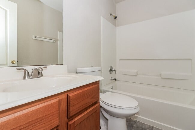 Building Photo - 5027 Oak Briar Ln