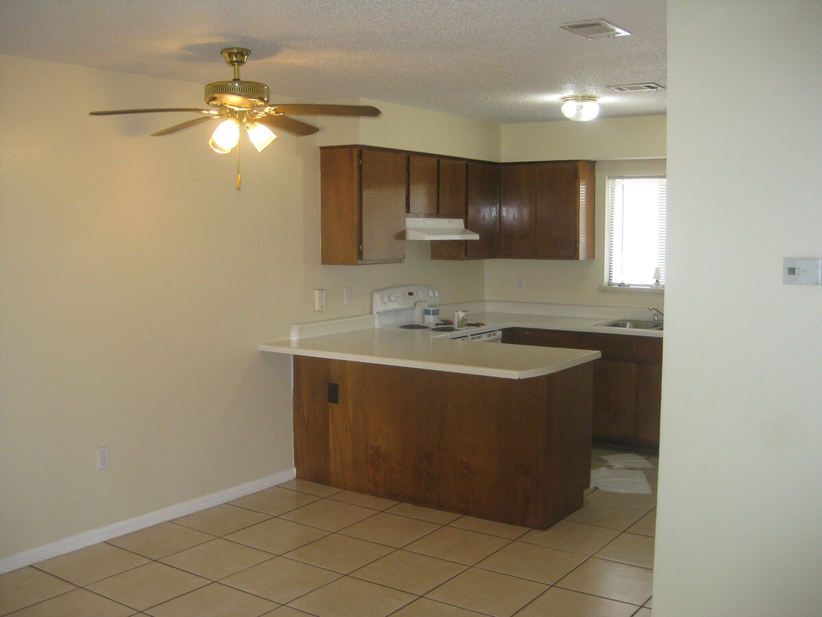 1ST Floor - 246 Oxford Ct Townhome