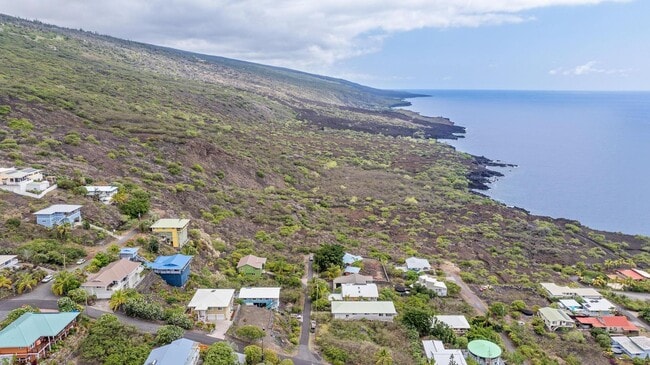 Photo - Captain Cook Home – 3 Bed, 2 Bath + Bonus Room! Fully Furnished with Solar Power