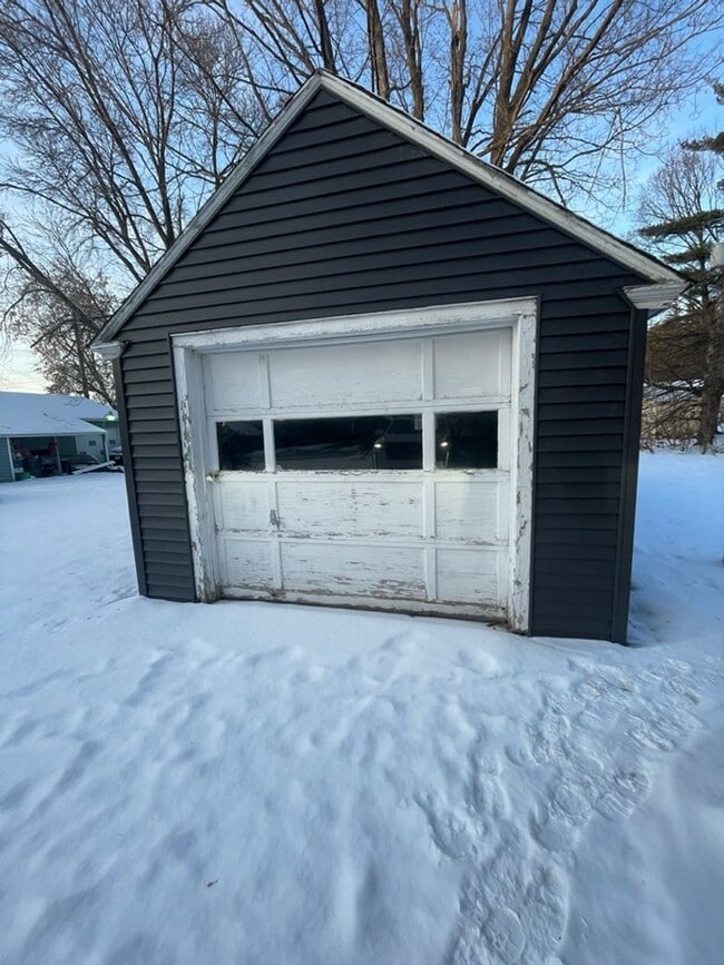 Photo - Click the “Apply Now” button or email wapmrentals@gmail.com for a prompt response.