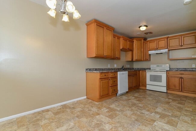 Beautiful duplex for rent with carport - Beautiful duplex for rent with carport Townhome
