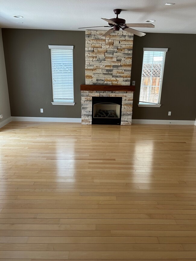Living room with fireplace - 980 La Costa Ct