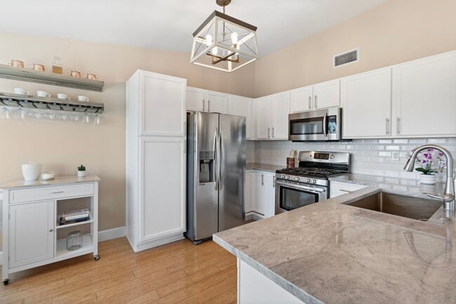Building Photo - Best 2 Bed, 2 Bath Condo in Willow Ranch.