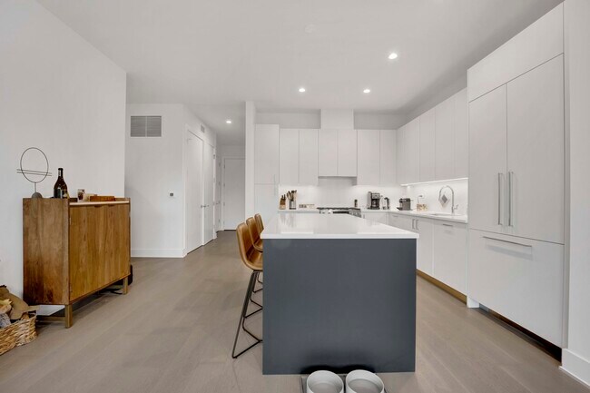Photo - 1701 W Webster Ave Unit 205