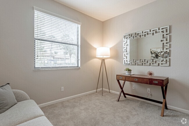 2BR,2BA - Auroa