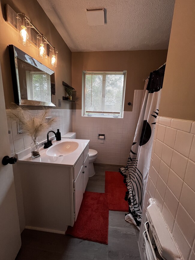1 Bath Room - Fully Equipped - 39 Rosemont Dr