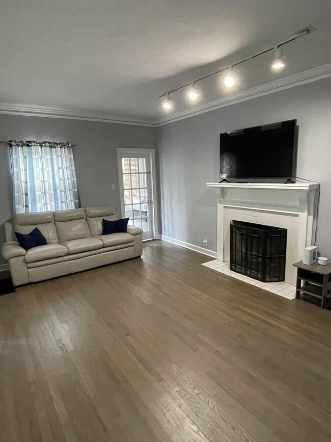 Photo - 417 Princeton Way NE