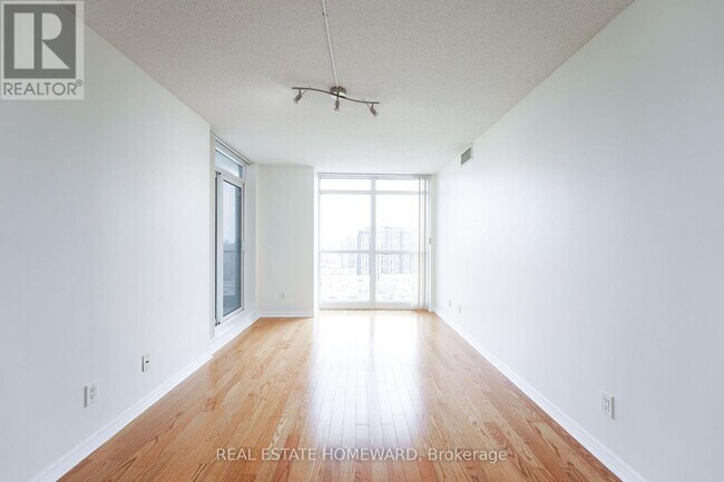 Photo - 28 Harrison Garden Blvd Unité 1811