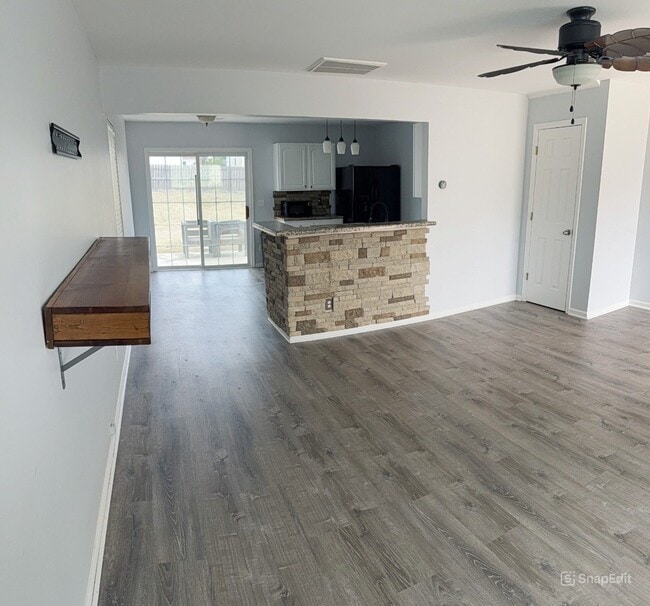 Photo - 140 Wigmore Ln