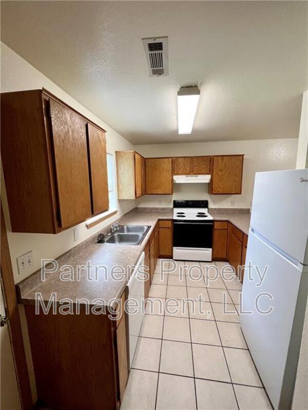 Photo - 856 Curtis Ave