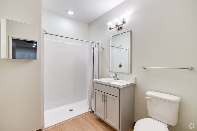 2BR, 1BA - 817SF - Bathroom