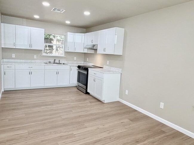 Photo - 20 Sarasue Ln