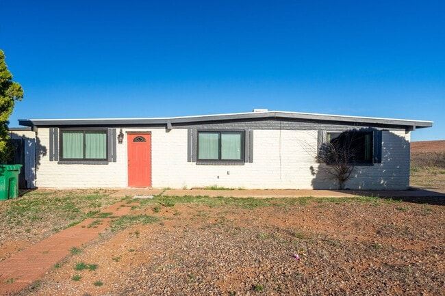 Building Photo - 702 N Skyline Dr