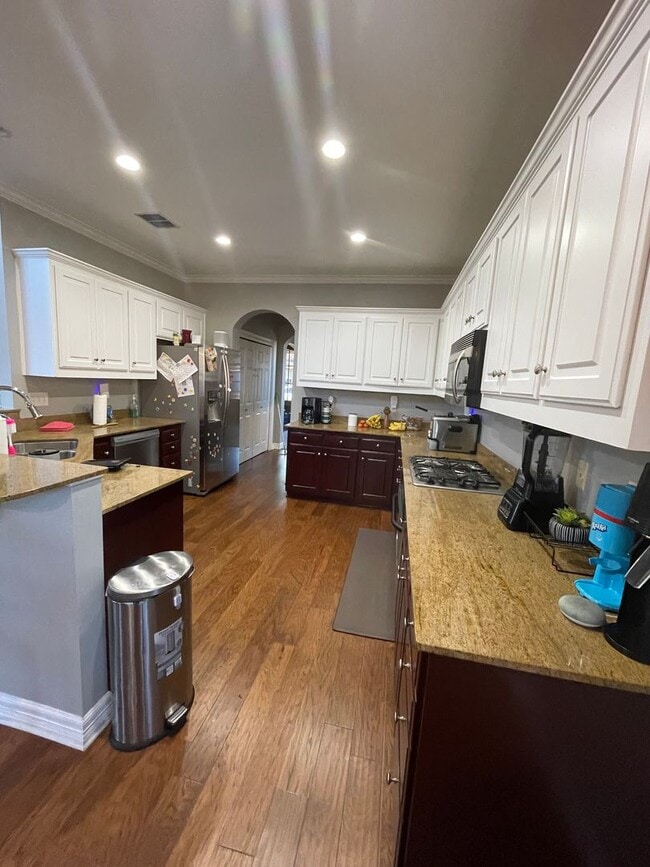 Photo - Gorgeous 5 Bedroom Home in The Haven!