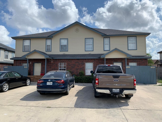 Building Photo - 7636 Windsor Oaks Unit 7636