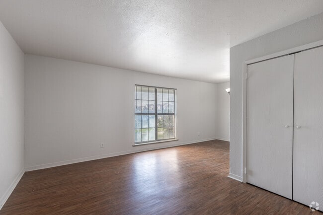 2BR, 2BA - 850SF - Living Room
