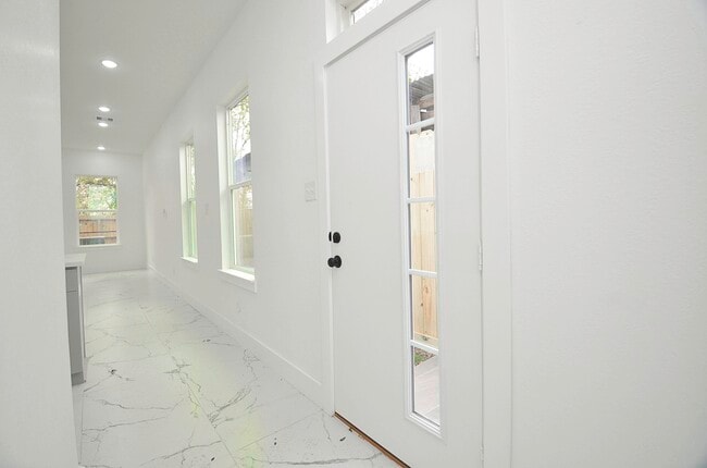 Photo - 9312 Waller St