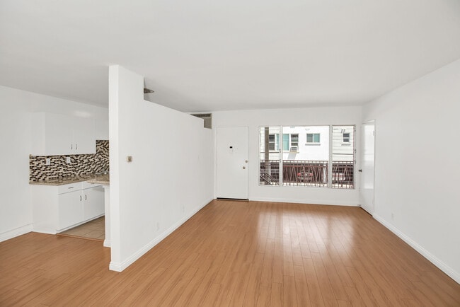 Photo - 7566 Romaine St Unidad #4