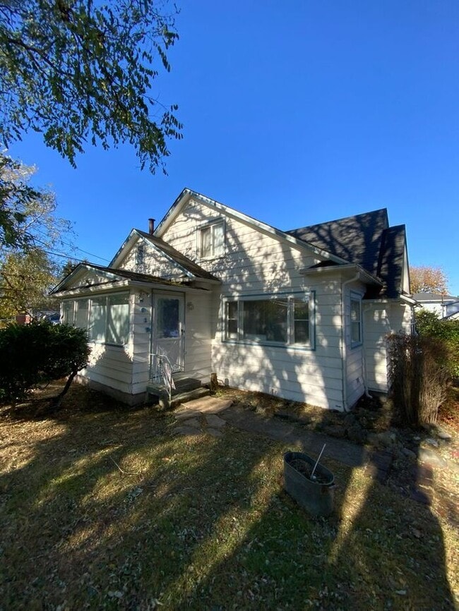 Building Photo - Available NOW!!! University Place HOME! 3bdr 2 bath