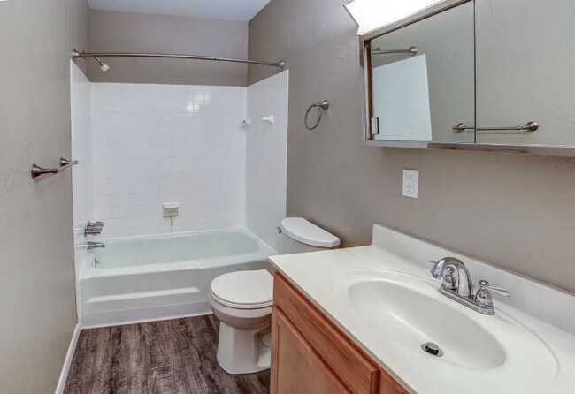 Photo - 2323 Shoreland Ave Unidad 2327-321