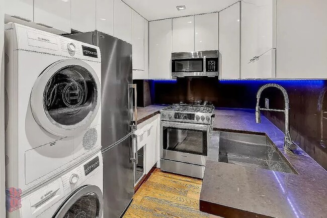 Photo - 330 East SIXTH Street Unit 3D