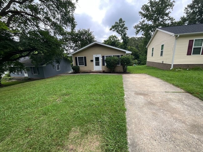 Photo - Charming Single 3/1.5 Family Home near UNCG!