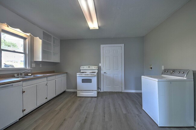 Photo - 304 N Hardin St