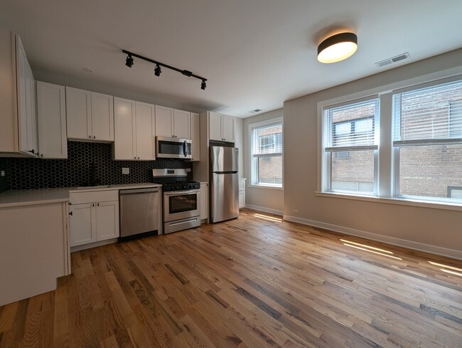 Building Photo - 648 W Wrightwood Ave