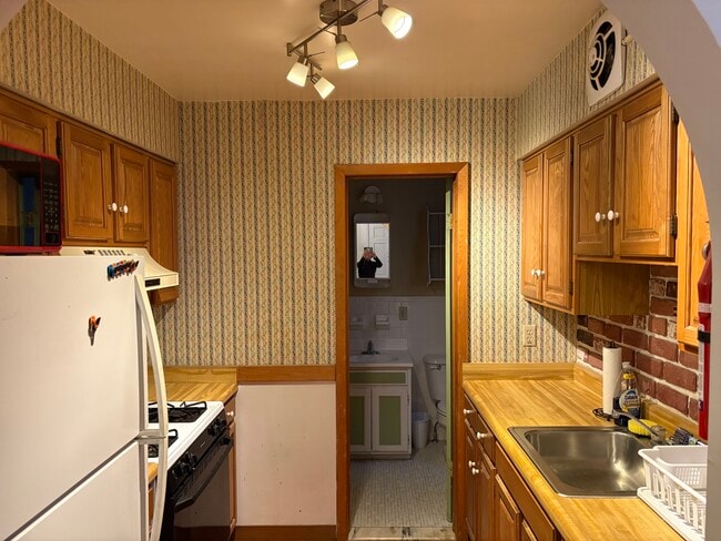 Galley kitchen - 24 Front St Unit Apartment 1