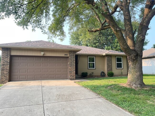 Building Photo - 1441 W Seminole St