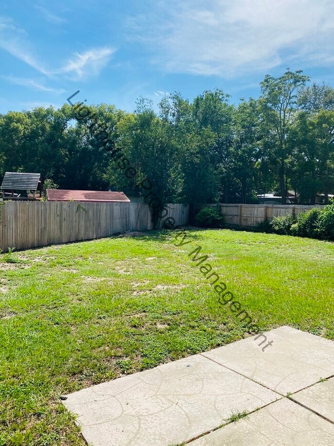 Photo - Beautiful 3 Bedroom Home With Fenced Backyard