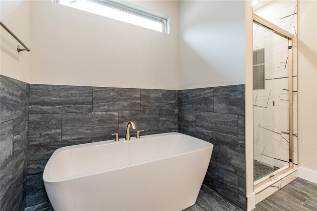 Photo - 2105 Chanae St