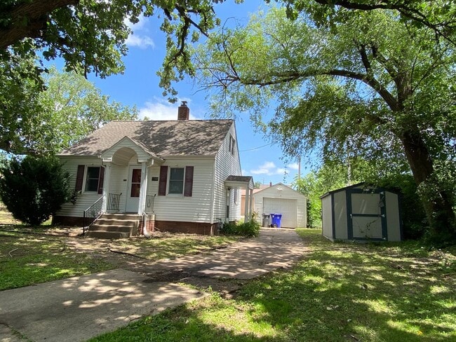 Building Photo - 2 Bedroom/1 Bath AVAILABLE NOW