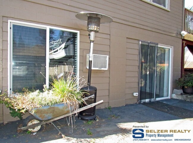 Building Photo - 806 Grove Ave Unit #C