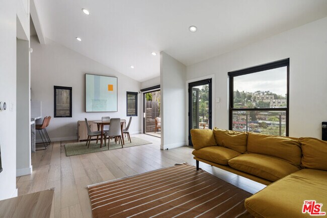 Photo - 3923 Fernwood Ave